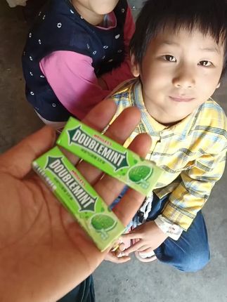 孩子捡地上人家嚼过的口香糖纯属好奇,却有人说我垃圾不配生孩子,气的我肚子鼓好大,疼的快爆炸了。