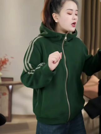 【沐沐】秋季时尚宽松拼接女连帽长袖外套运动开衫加绒加厚外套带帽#秋季新款#时尚女装#舒适保暖#新款上新 #洋气减龄