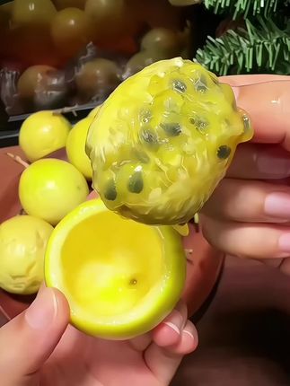 一口闷的黄金百香果我也是吃到了,几乎纯甜无酸的口感超好吃,就像吃百香果蜜一样,他属于那种越放越甜的品种,那种表皮越皱,吃起来就越香甜,一口下去清甜多汁,果香浓郁.加点蜂蜜冲开就是一杯果茶,真是好喝又营养!#黄金百香果 #快来一起尝个鲜 #鲜嫩多汁的水果 #应季水果