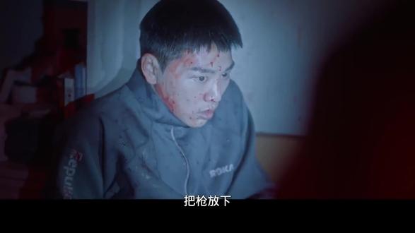 韩剧《军检察官多伯曼犬》解说|这次,他们终于不用躲子弹了 《军检察官多伯曼犬》第十三集(特别篇),又名《论如何在复仇成功后,把“站着”活成一种日常》。本集用三次“日常暴击”,完成了对“职场人生”的温柔解构:
第一次暴击:她开始做PPT了
安普贤来到办公室,发现车仁英居然在——做PPT。他震惊了:“你居然会做PPT?”车仁英头也不抬:“你以为复仇只靠拳头?也要靠汇报。”安普贤看着屏幕上密密麻麻的“军队改革方案”,内心只有一个想法:原来“疯子”认真起来,比“老油条”还卷。 他开始想,自己是不是签了个“终身卷王合同”。
第二次暴击:他开始写周报了
车仁英递给安普贤一个本子:“从这周开始,写周报。”安普贤懵了:“写什么?”车仁英说:“写你这周查了哪些案子,发现了哪些问题,下一步计划是什么。”安普贤拿着本子,内心崩溃:我躲了二十年的周报,居然在这里等着我。 他开始想,原来“站着”的代价,不是挨打,是写周报。
第三次暴击:她居然问他“周末有空吗”
周五下班时,车仁英突然问了一句:“周末有空吗?”安普贤愣了一下,然后警觉地问:“又有案子?”车仁英摇摇头:“不是。想请你吃饭。”安普贤更警觉了:“你请我吃饭?你是不是又在给我挖坑?”车仁英笑了:“挖什么坑,就是吃饭。你帮了我这么多,我请你吃顿饭,不行吗?”安普贤第一次发现,原来“疯子”也会说“谢谢”。 他开始想,也许这就是“站着”的另一个名字——叫“朋友”。
即使他能用二十年的“职场滑跪”经验算出所有风险,也算不出车仁英那句:“周末有空吗?我请你吃饭。”
第十三集最精彩的地方,在于它把“大结局之后”这个经典命题,演成了一出《向往的生活·军事法庭版》:
车仁英像极了那个“复仇成功后,开始认真搞事业”的“卷王CEO”,她的逻辑很简单:站着不是为了报仇,是为了让更多人能站着
安普贤则是那个从“想跑路”到“不想跑”、最后“根本跑不掉”的“永久合伙人”,天天想的是“什么时候能下班”,结果发现自己已经不想下班了——因为“上班”变成了“和朋友一起做有意义的事”
而“军队改革”,就是那个“你以为结束了,其实刚刚开始”的“新项目”,不是用子弹,而是用PPT、周报和一顿顿饭,慢慢改变这个世界
#军检察官多伯曼犬 #军检察官多伯曼犬讲解 #军检察官多伯曼犬剧情 #韩剧解说 #电影解说