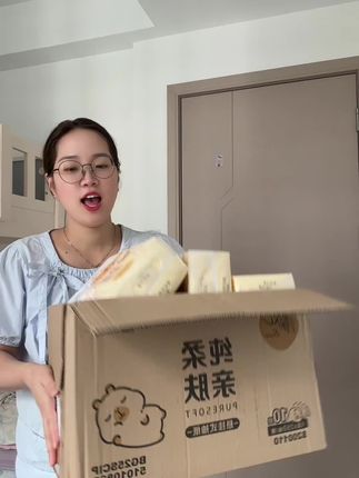 薅羊毛了姐妹们 清风家到手10整整10大提 ,悬挂式设计 ,就很方便抽取,#生活用纸 #赶紧囤起来 #抽纸 #清风悬挂式抽纸
