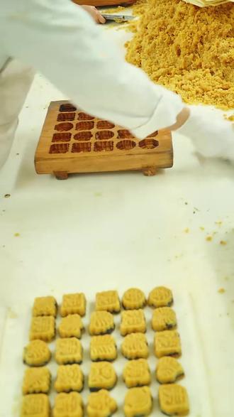 老式麻油绿豆糕芝麻夹心绿豆糕中式糕点 #绿豆糕 #绿豆糕做法 #绿豆糕手工制作 #绿豆糕推荐 #麻油绿豆糕