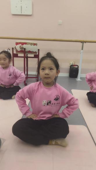 #家有萌娃爱跳舞 今天问我,如果我跳错了,你会生气吗?我说不会,你开心,比什么都重要,她来一句,因为是我想跳的,那我多努力一点