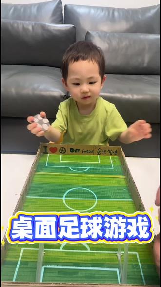 桌面足球游戏 用家里废弃的纸板,给多米做了个桌面足球游戏
锻炼宝宝手眼协调能力,必须推荐一下,教程来了,准备废纸板,画上草坪,裁切足球场围栏,每面围栏画上不同图案,写上关于苏超的梗,广告位征集中,围栏用热熔胶贴在球场上,准备吸管,折弯成足球框,固定在球场上,准备一根橡皮筋,一侧开洞将皮筋放进去,固定在木条上,另一端用同样方式固定,纸板剪圆形,贴上足球,两两贴在一起,桌面足球游戏就做好啦!引导多米将足球踢进球框里,从小培养对足球的热爱,多米玩的根本停不下来,宝宝一玩一个不吱声,赶紧动手给宝宝安排一个吧!
#早教玩具 #早教游戏 #自制玩具 #爸爸带娃 #苏超
