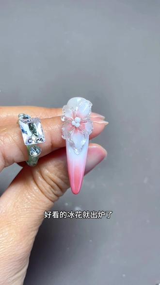 不粘手不粘笔的软糖胶,关键是照灯后它不是那个软绵绵的质地。超好用哦!#新手美甲教程#穿戴甲教程#零基础学美甲#过年美甲#美甲培训