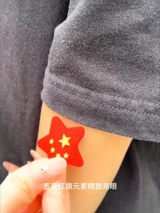 国庆节快到了,用这个红色蝴蝶结发链扎两个小辫子,真的太可爱了!先把头发分成两份,然后把这个发链放在手指上,这样绕一圈就可以了。还可以用来扎高马尾,把头发分成三份,把这个发链放在中间,就这样一直扭到发尾,最后用皮筋固定,一个漂亮的高马尾就完成了。#发夹 #爆款热卖中 #国庆 #上热门 #家居服好物推荐