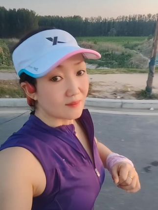 五点起床,穿上喜欢的衣服,喝一杯温水,戴上耳机,听着自己喜欢的歌曲奔跑🏃♀️在熟悉的街道,#健身打卡 #加油💪