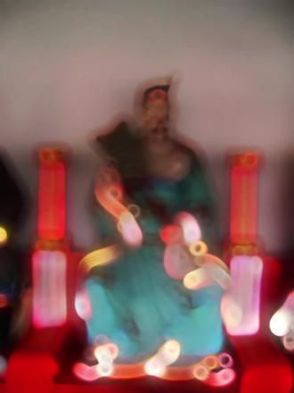 丙戌太岁 #丙戌太岁白敏大将
在任期间,白敏大将军兴办学校,对农事和养蚕业收税,但自身保持清正廉洁,没有半点私心杂念。白敏家中子弟也都遵循教导,生活清白朴素,不沾染纨绔子弟常有的荒淫和挥霍的坏习气。当时水多潮涨,淹没了很多百姓的良田,许多家庭即使出卖自己的子女也都付不出常年应该交纳的税粮。白敏大将军将民间困境如实上奏,得到朝廷的允许免除税粮,因此潮洲百姓都怀念白敏的功德。
太岁星君的概念及其在道教中的地位
太岁星君共有六十位,守护每个人的本命年。道教认为六十甲子即六十尊元辰星宿神。六十甲子是古代传统的记时方法,用天干地支法计年,六十年为一个周期。#道教文化非封建迷信 #宣传中国传统文化