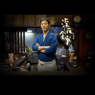 教大家做《深夜食堂》第十五回 缶詰(罐头) #美食教程 #深夜食堂 #日本家庭料理 #日式煮鱼 #抖音美食创作人
大家好,我是咔哩卡哩,今天给大家带来的是《深夜食堂》第十五回缶詰(罐头),说到罐头1804 年,法国发明家尼古拉・阿佩尔(Nicolas Appert)首次提出罐头食品的制作原理,通过加热密封防止食品腐败。19 世纪中叶,这一技术传入日本,最初用于军需物资。明治维新后,随着工业化进程,日本罐头产业迅速发展,1950 年代蜜柑罐头出口成为经济支柱之一。缶詰对日本而言,早已超越普通食品范畴,是深度适配其地理环境、社会结构与生活方式的 “多维度刚需品”,从应急安全到饮食文化均不可或缺。那这一回里小林桑做了六种罐头菜品,那我们就用最长吃的鲭鱼罐头来给大家做一道菜,这道健康又营养的菜肴是用萝卜泥和鲭鱼罐头制成的。萝卜泥吸收了汤汁,带出了鲭鱼的鲜味,去除了鱼腥味,口感清爽。炖煮的汤汁与米饭搭配极佳,是一道人气菜肴。用鲭鱼罐头和萝卜泥制作简单,鱼骨柔软,小朋友也可以放心食用。您还可以搭配茄子或炸豆腐,打造别具一格的菜肴。
食材配料 (2人份)
水煮鲭鱼罐头(含汁,共190克)------2罐
萝卜泥------------------200克
水-----------------------150ml
酱油---------------------2大勺
味醂---------------------1大勺半
糖------------------------1大勺
木鱼素-------------------1小勺
葱(切碎)-------------------适量
制作流程
1.将磨碎的萝卜放入滤锅沥干水分。
2.将高汤材料放入锅,中火加热。煮沸后,加入罐装煮鲭鱼,盖上盖子。
3.转小火焖煮约5分钟,加入萝卜泥,煮沸后关火,盛入盘中,撒上葱花即可。
Ponit!!!
煮鲭鱼罐头的风味和浓度因种类而异,因此请根据自己的口味调整酱油的用量。