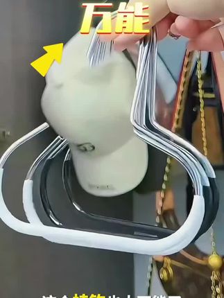 这个#挂钩 还蛮方便的!用来挂帽子、包包也不用担心压变形!挂围巾腰带吊带内衣啥的也都很好用!#收纳整理 #挂衣架 #衣柜收纳#实用省空间