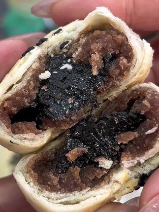 乌杞麻黑饼,中式手作,甜度低,还挺好吃呢,早餐下午茶解馋零食,都可以来一个,秋冬季节,养起来啦~ #月饼 #美食 #老式糕点 #零食