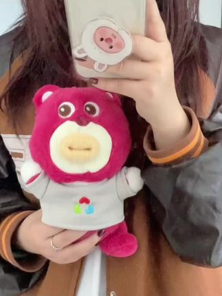 谁懂啊,这届网友果然是会玩的!一个能说话的香肠嘴娃娃,不仅可以拿来恶搞朋友,还能把自己的声音录制上去,直接就是一个花样活捉。朋友用来整蛊同桌不要太合适,关键是真的挺便宜的,这下恶搞同学都有底气了。快问问好朋友要不要一起安排上?#玩偶挂件毛绒 #玩偶推荐 #可爱挂件 #小玩偶挂件毛绒 #毛绒公仔娃娃