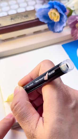 一分钟把春天和幸运打包成小清新四叶草花丛 挑战一分钟画完这幅画!⏱️
铺色、划线、然后疯狂点点点…
这种从无到有“长”出一片景色的感觉,真的太爽了!
快来试试,你能在一分钟内画完吗?#画画教程 #简笔画画 #跟着抖音学画画 #丙烯马克笔 #一起画画吧