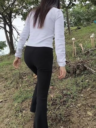 第一次见这么高大的蘑菇,可以吃吗?有认识的吗?