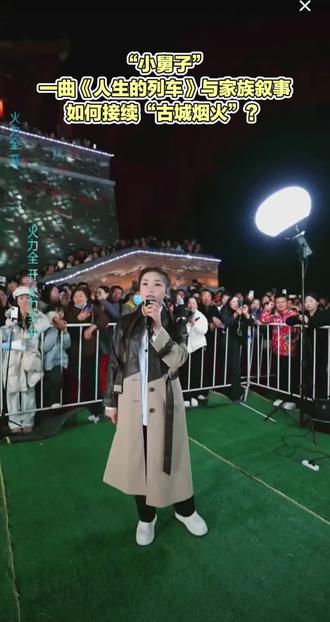 河南三妹漩涡之外:透视主播生态博弈与内容正道 今晚,河南三妹开播仅二十分钟,其直播间接入一个关键人物——她的亲弟弟,被粉丝昵称为“付老七”。姐弟间的家常互动迅速点燃直播间气氛,实时在线人数飙升至十万+。
直播中,三妹透露“河南三妹”名字的由来,源于一段早年创业失利经历,与家族排行无关。她巧妙地将话题引向弟弟,付老七则大方献唱近期走红的歌曲《人生的列车》,其质朴演唱收获满屏“中!”的刷屏好评。当全场粉丝默契喊起“小舅子”时,三妹顺势幽默互动,付老七则机敏接梗,呼吁观众关注自己,并亮出了“天南地北,商丘最美;古城优秀,相互成就”的个人口号。这场直播以温暖的家族亲情和积极的地域文化表达,完成了与粉丝的情感重建,也为“三妹”这个IP注入了更真实、深厚的人情味基底。#天路冬眠#一亩心田天路 #河南三妹 #适合孩子吃的坚果 @商丘文旅 @@大象新闻 @@人民日报