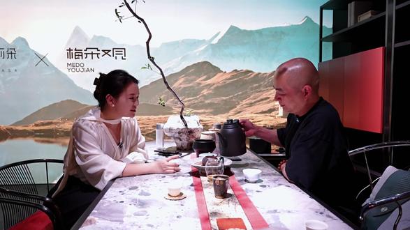 对话梅朵又见军哥 祝梅朵又见,行稳致远,熠熠生辉。
越是民族的,越是世界的,愿东方美学永绽光芒,我们永远同行❤#梅朵又见 #东方美学小魔女大家居 #国货IP买手
