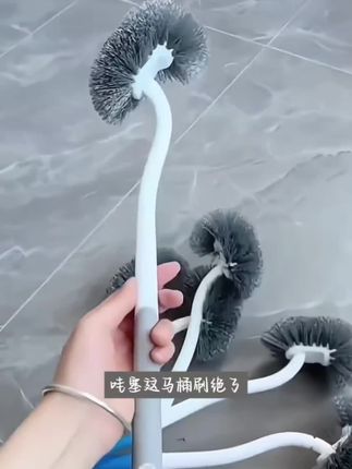 卫生间马桶刷,日式设计超用心。长柄不脏手,双面软毛翘头,边边角角都能刷,是清洁的好帮手#爆款热卖中 #好物推荐🔥 #马桶刷 #超便宜超划算 #日常清洁 @DOU+上热门 @巨量千川 @DOU+小助手