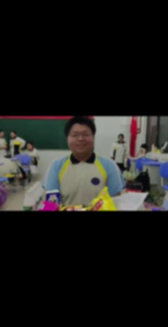 前段时间室友突然送了我一个鼠标,说是生日礼物,我恍惚了一阵,才想起来我竟然又快要生日了。
翻开25年生日录的视频,思绪回到临近高考的盛夏。在高压的备考时光中,成就了此生难忘的18岁生日。
从小到大我没怎么有过正经生日,久而久之,也不太把自己的生日当回事了。也许是高考的原因,让同学们有了共同的目标,而且我的数学成绩还不错,所以当时我在班上跟同学的关系还挺融洽的。
那天好像是我在闲聊中随口一提,结果这“随口一提”,让我收获了一大袋的礼物。因为我们是全寄宿学校,大家能准备的,也就是一些商店里买的零食,但带给我的感受和体现出来的感情让我觉得无比珍贵,以至于到高考结束之前我都没有动这些零食。经过这件事之后,我也改变了对礼物和感情的一些看法。
我其实是一个特别理性的人,很少有事情能让我产生剧烈的情感波动,但那天确实给我情绪造成了巨大的冲击,我无法写出当时的感受,因为三年的友情和陪伴述不完,也道不尽。
虽然没有蛋糕,但那是我过的最棒的一个生日,我很感动,也很感谢。时间的流逝不可阻挡,不知不觉,我的18岁也落下了帷幕,回看这一年还是挺精彩的,上了大学,认识了新朋友,参加了活动(就是没谈到女朋友,服了).......
最后学长想说,离别总难免,我们终究要和握不住的时光、留不住的人说再见,花开花落会有时,相逢相聚本无意。每一次遇见都是缘分和天意,珍惜每一段缘分,不要等到它消耗殆尽才知宝贵。
高中三年里,做的每一件事、写的每一道题、争取到的每一分,都是最好的安排,它们会指引你走向心仪的远方,遇见更好的人、更美的风景。在此祝愿今年即将踏上高考考场的学弟学妹们,笔锋所至皆如愿,从容赴考,金榜题名,顺利迈入自己梦想中的学府!#18岁 #生日 #高考