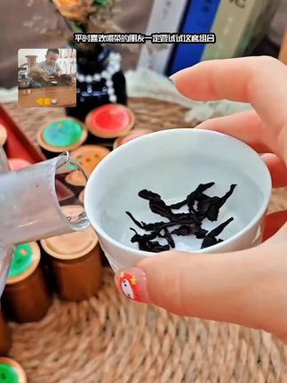 平时喜欢喝茶的朋友一定要试试这套四大名茶组合,它集合了大红袍、铁观音、金骏眉、正山小种四种经典口味,满足你的各种需求。而且它的包装也很特别,采用的是精美木纹礼盒设计,无论是自己喝还是送人都很合适,趁着这次机会,赶紧入手一套吧!