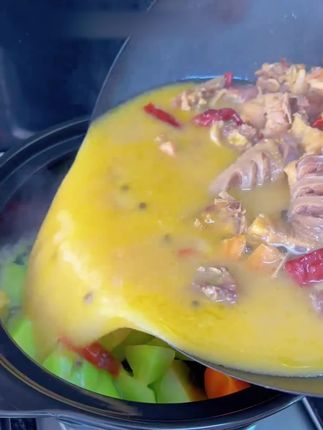 四川风干鸡以独特的制作工艺,肉质紧实咸香、风味浓郁,富含蛋白质、矿物质等营养,尽显当地特色美食风情