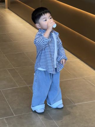 作为妈妈真的好喜欢这种少年感的套装!纯棉的小衬衫软乎乎上身好舒服,搭配好的牛仔裤手把手教会不会穿搭的妈妈~#高品质童装 #男宝穿搭 #儿童穿搭分享 #儿童穿搭