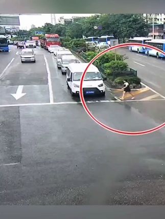 开车撞到人怎么处理才是正确的呢?#交通安全 #带你懂车