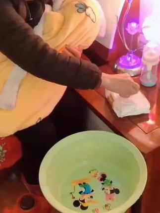 当妈之后总是半夜惊醒,放个湿巾恒温器在床头边,随时取出湿巾都是暖暖的直接用,妈妈不要太累。#母婴好物#把最好的给你#湿巾加热器#待产包#新生儿