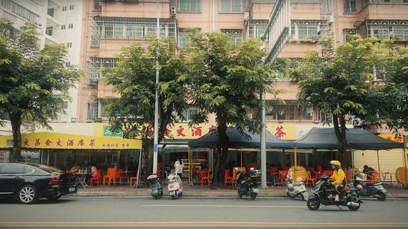 早安海口!在海口早间的快乐可以是一碗热气腾腾的伊面,也可以是一杯温和提神的茶 #霸王茶姬早象好 #霸王茶姬早系列#霸王茶姬海南#茶小象 #vlog十亿流量扶持计划