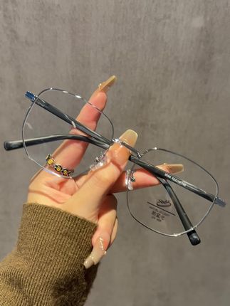 这款多边形框和木纹腿的设计的👓,不仅时尚✨,还能优化脸型,让你的气质瞬间提升!真的是复古与时尚的完美融合💯💯