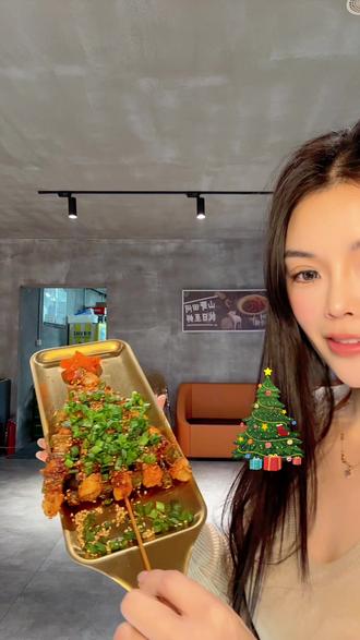 快艾特你的饭搭子请你吃烧烤圣诞树吧🎄~#特色烧烤 #烤万物 #艾特你的饭搭子请你吃 #圣诞节的仪式感 @萬两老孙✔️ @抖音小助手 @DOU+小助手 @萬两·烧烤超级店