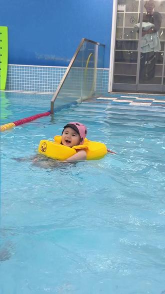 小家伙开心滴不要不要滴咋这么爱游泳呢🤓今天又是一对一训练