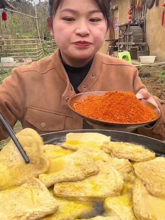 老乡们,贵州大方手撕豆腐又来活动了!吃起来软嫩 Q 弹有嚼劲,又辣又麻又香,有喜欢的老乡赶紧下手喽 #贵州美食#豆干#大方手撕豆腐#贵州大方六龙手撕豆干#贵州大方手撕豆干