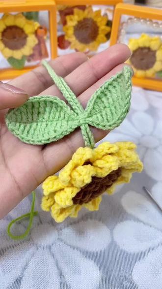 你们要的向日葵两片叶子连起来的钩织教程来啦~保姆级教程,新手姐妹的福利,点赞收藏起来吧!
有图解:
叶子:
起30ch。倒二回钩
X.T.F.E.5个长长长针。E.F.T.X.SL.K1.CH.SL.
X.T.F.E.5个长长长针。E.F.T.(X.Ch.X).
T.FE.5个长长长针E.F.T.X.SL.K1.CH.SL.X.T. F.E.5个长长长针。E.F.T.X绳子:
起65个ch,穿过叶子中间两个K1.
#向日葵叶子教程 #钩针钩织 #做手工我是认真的 #爱编织爱生活 #视频教程