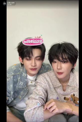 买甜品的日常。
#追星怎么可能追谁都一样 #绝配 #云旗 #郝熠然