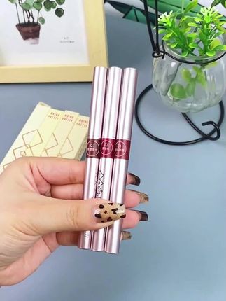 不会涂口红的可以用这个唇线笔先勾出唇型,然后填满就可以了,超级简单#唇线笔 #美妆 #好物分享