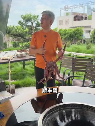 穿着80超高支长绒棉液氨T恤吃龙虾,嘎嘎香#霞湖世家 #80支长绒棉 #短袖T恤 #品质男装 #液氨棉t恤