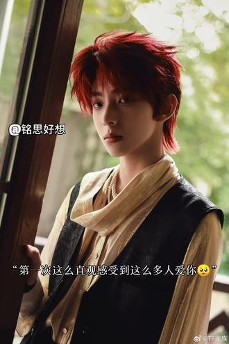 外拍回来可以直接回家,但是浚铭特意回公司下班,进了电梯没有上楼只是在电梯里等了一会又出来了特意回公司下班不让来应援的粉丝跑空,少女们的真心就这样被 陈浚铭稳稳接住! #陈浚铭 #陈浚铭生日快乐 #陈浚铭四代唯一纯血门面 #陈浚铭十四灼华鸣新声