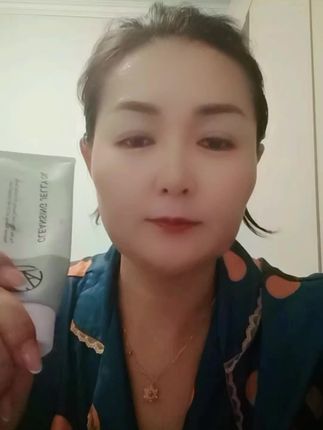 真的被这个平价卸妆乳给惊艳到了,它挤出来就是这种乳液质地的,平时我们涂多浓的妆都能给它卸的干干净净,而且不会紧绷假滑,也不会糊眼睛,你们看它的乳液多么的丝滑,上脸非常的温和,一点都不会刺激,关键是它的价格真的很划算,姐妹们赶紧冲!