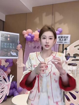 锦鲤面料加刺绣,好看寓意也好,面料自然不能差啦,这款国庆红色战袍 开售喽#国风古韵 #新中式 #女装 #国庆穿搭 #
