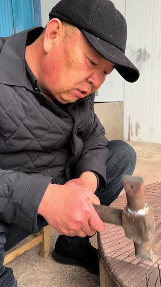 农村老手艺,修油磨,锻磨, 见过的都已经不年轻了吧#这手艺如今很少见了快失传了 #老手艺#民间手艺#我的乡村生活 #石匠
