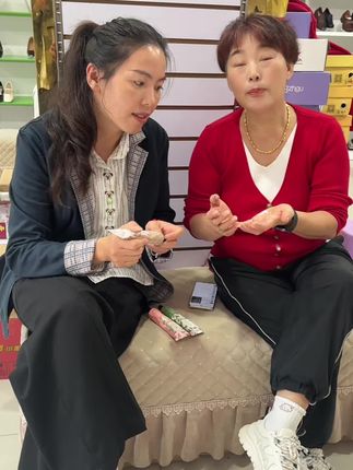 干妈的手一到秋冬天就发裂,我特意买了这款手护手霜给她好好的护理一下
