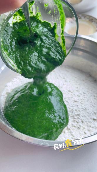 超级台风天儿,宅家的乐趣~
绿油油的馒头固色成功啦🤣!
这次特意称了重量,以备下次改进🤣。
面粉与水的重量比例约:1.8:1
【绿面团:面粉300克、菠菜糊160克(原菜叶70克);白面团相同比例】
固色要点:
1,摘取菠菜叶(颜色比茎绿)
2,焯烫时间要短,水开后倒进去滚一下立马捞出来。
3,捞出后过凉水,避免持续高温变黄
4,榨汁后加少许小苏打(重点),视频中的小勺子🥄取了约1/3勺,忘了称重😬。
5,蒸制时间不可太长(本次是水开后放进去蒸了15分钟)。
菠菜汁+小苏打真的可以轻松做出绿油油的馒头,千真万确,不信的都赶紧去试吧!
#在家做美食 #手工美食 #果蔬馒头 #菠菜馒头怎么做不变色 #你吃过吗
下次改进:
1 ,菠菜糊过滤,取汁
2,面团再稍干一点,揉到位,擀薄擀大擀方正
3,双色层次要均匀分明