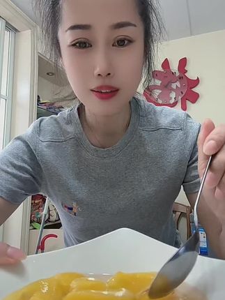 这个大热天来一罐黄桃罐头,真的太好吃了,冷藏一下口感更好