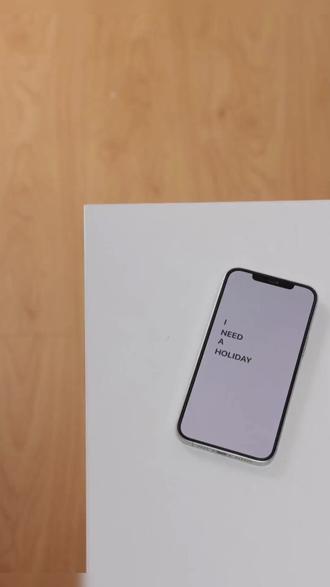做完在日历打个勾,心就踏实了 爱给家里报平安的朋友,先把手机调成“随身保镖”。一【紧急求助】:打开“SOS紧急联络”,设置一键拨打与定位;把子女、邻居、家庭医生加进紧急联系人;学会长按侧键触发。二【医疗急救卡】:在“健康/医疗信息”里写清慢性病、过敏药、血型、常用药,锁屏可见;外出配一张纸质“平安卡”放钱包。三【支付防误触】:关闭所有“免密/先享后付”与大额快捷;指纹/面容只绑定常用两三项;App里把“陌生设备登录提醒”与“转账短信提示”打开。四【反骚扰与防骗局】:启用号码识别与拦截;陌生链接不点、陌生App不装,任何“退款/理财老师”先在家族群里求证;通讯录建“官方电话夹”,用自己拨。五【找回与隐私】:开启“查找设备/丢失模式”,记住账号与密码提示;设6位以上锁屏码,SIM卡加锁,通知内容在锁屏不显示敏感信息。再给三件“顺手舒心”改造:字体放大一级,铃声外放响亮,闪光提醒开启;桌面只留高频四格(电话、相册、相机、支付),其他放进“工具箱”;相册建“证件/票据/家人”三文件夹,拍照就归类。电池保养:原装充电器;电量20%—80%间补电;睡前不长时间满冲。每月做一次“手机体检”:更新系统→清理无用App→检查账号安全→演练一次SOS。把今天当“安全设定日”,做完在日历打个勾,心就踏实了。#健康科普 #中老年