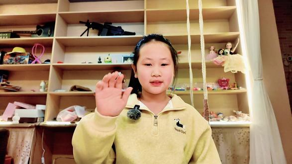 马年送小马,小马送祝福 大家好!今天我们要为大家介绍一位可爱的小萌娃——东升路小学二年级五班的张博然同学!他可是班上的小太阳哦!这次,他用一匹萌萌的小马,为大家送上最真诚的祝福!#可爱的小宝贝快乐成长 #手工制作