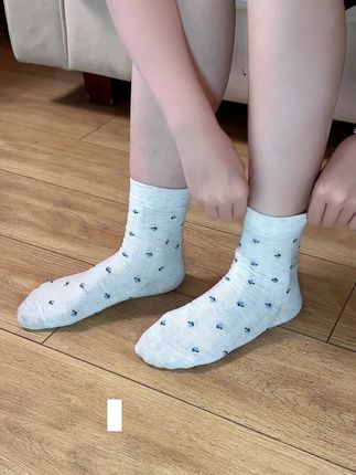 秋季就应该穿这种小碎花的袜子,配各种鞋子袜子都是超级百搭的,而且棉含量也高,穿着不会臭脚#好物推荐🔥 #女袜推荐 #开学季 #袜子穿搭