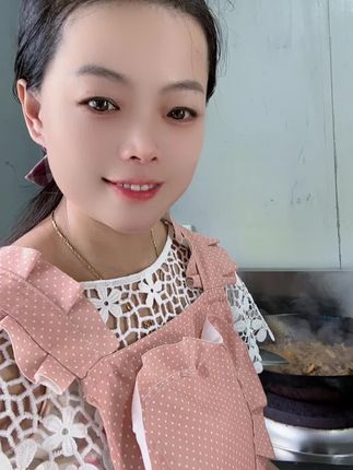 想吃正宗闽南味?就来用姜母鸭酱汁,传承百年配方,坚持现点现煨,砂锅里沸腾着泉州老手艺。鸭皮油亮不腻,肉质紧实入味,汤汁拌饭能连吃三碗。地道闽南味,不用飞千里。