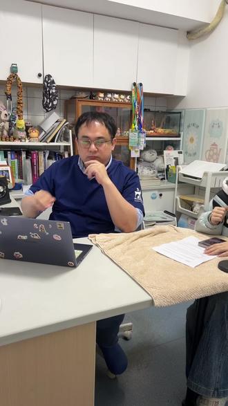 杨医生科普系列|如何观察兔兔胀气积食啦 1️⃣ 观察便便 是否大小不一或不排便
2️⃣是否有正常进食 严重情况会拒食!
3️⃣是否有母鸡蹲(家长触碰依旧蹲着不愿动)
4️⃣摸腹部 正常情况是软软的 如果是涨的硬的 肠道出问题啦
如果是新手家长出现以上状况更建议去医院处理
当然也有晚上发现这种状况无法去医院
那么我们下一期教宝宝们第一时间如何在家处理胀气积食
#兔兔#科学养兔 #科普