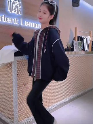 春秋季新品,酷女孩时尚穿搭来了,韩系连帽外套,个性拼接设计,连帽花边点缀,上身也太好看了吧#酷女孩穿搭 #女童穿搭 #春秋穿搭 #女童秋装 #女童外套