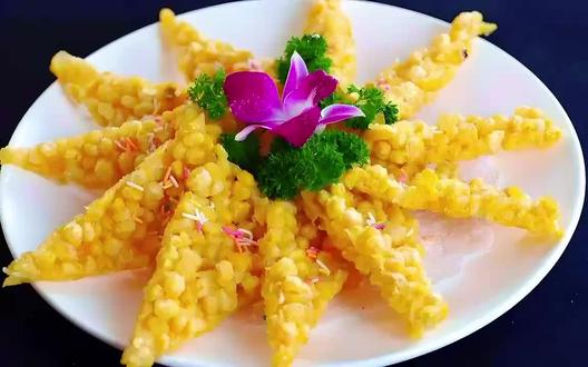 香甜玉米烙饼
我们就是传说中的新疆美食编辑部!你还单调地在吃煮玉米吗?其实呀,玉米的做法可以是多种多样的,可煮、可炸,也可煎;玉米的形态也是丰富变化的,可摊成饼,也可炒成粒。可今天就为大家介绍一道“玉米界的天花板”——香甜玉米烙饼。当玉米被烙成煎饼,又是怎样一番口感呢?话不多说,让我们一起,眼见为食!
●食材:清油、玉米粒。
●调料:白糖、淀粉。
●做法:将玉米粒倒入漏勺中沥干水分,再加入适量淀粉,抓拌均匀后备用。
起锅烧油,油温烧热后盛入碗中备用;将玉米粒倒入空锅里拍成圆形,调至中火;热油从锅边缘一点一点浇在玉米粒上,等玉米粒凝固后捞出沥油,最后放入盘中撒上白糖,好吃香甜的玉米烙就完成啦,是不是很简单呢?
让大家吃的健康、吃的攒劲儿,我们乐此不疲!#分享美食教程 #分享美食 #玉米 #玉米饼的家常做法